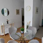 Апартаменти Luxury New Private Parking Self Check In
