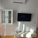 Luxury New Private Parking Self Check In Апартаменти