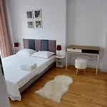 Апартаменти Luxury New Private Parking Self Check In *